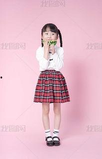 女子逛街吃瓜图片,女子逛街吃瓜，捕捉市井生活瞬间